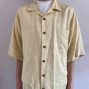Vintage Cream button up Hawaiian shirt by Tommy Bahama! 🌴